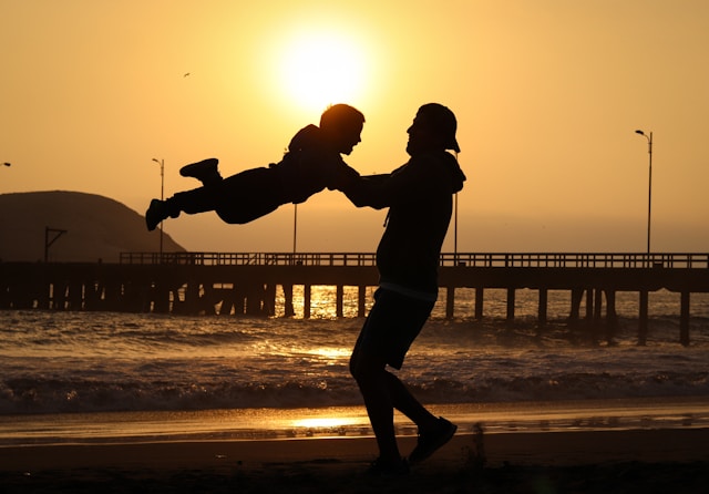 【父親節特輯】歲月刻劃的背影：360°客製化手機架禮品推薦！